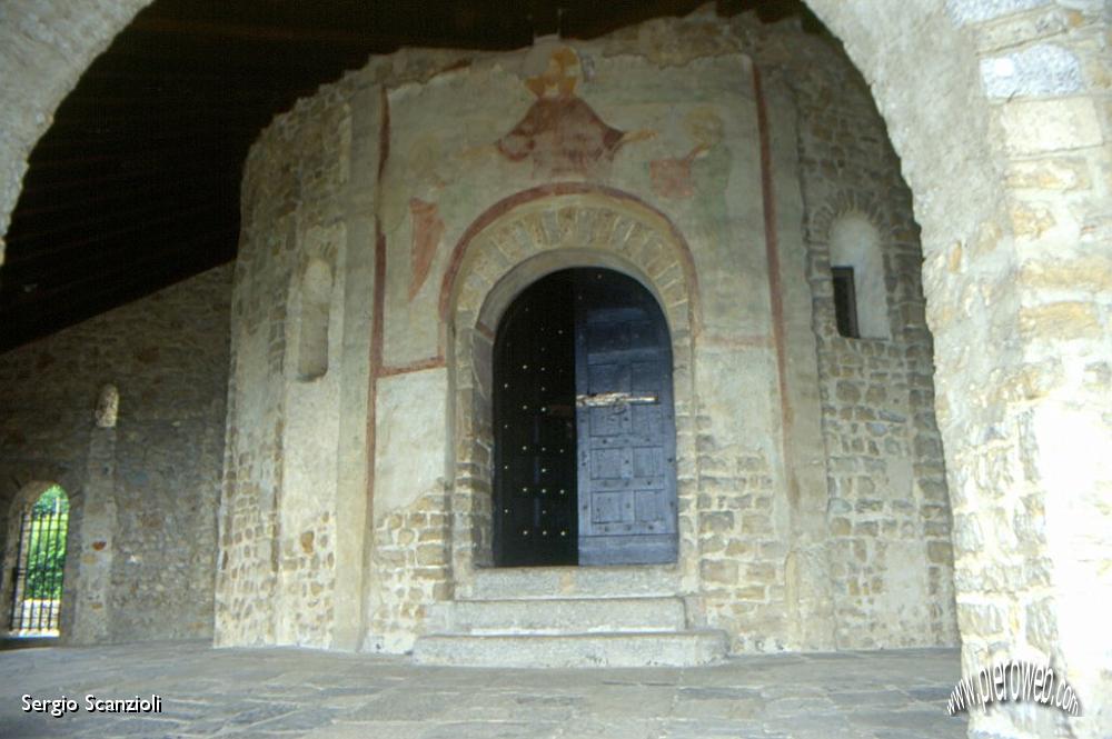 20 Le mura a lato degli scalini ci accolgono come braccia di Gesù Cristo.jpg